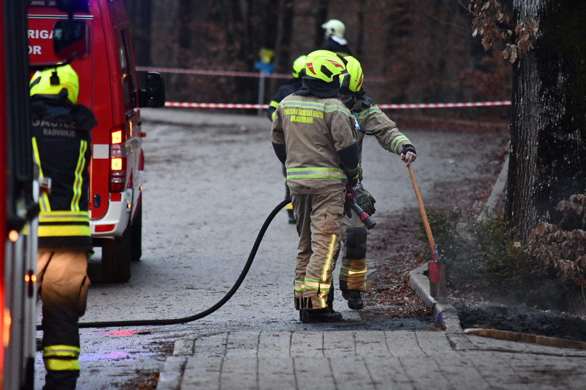 Požar na Pohorju: Gasilci pred ognjem rešili stanovanjsko hišo, škoda je velika