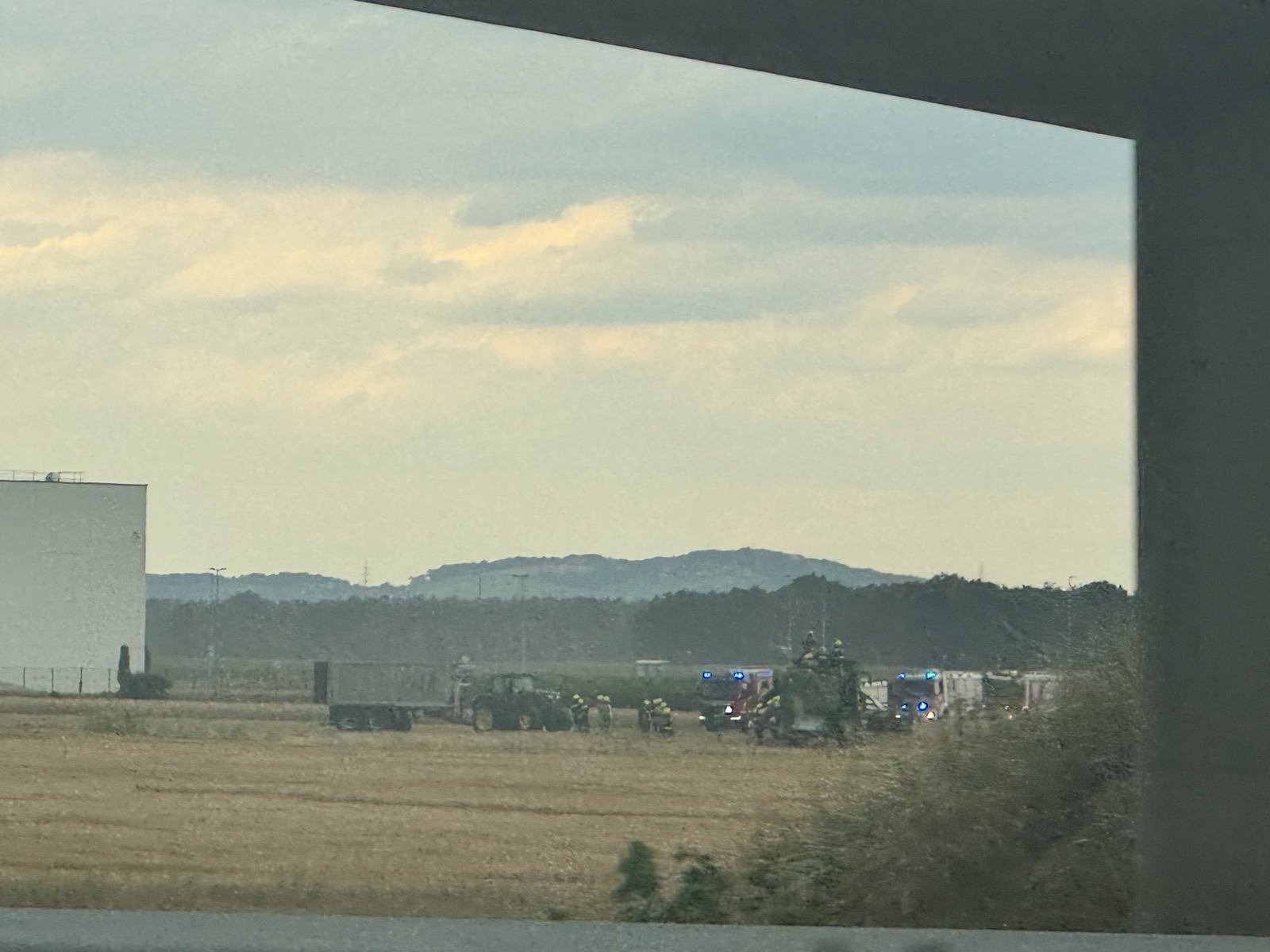 FOTO: Zagorelo v bližini hoške Magne, na delu gasilci