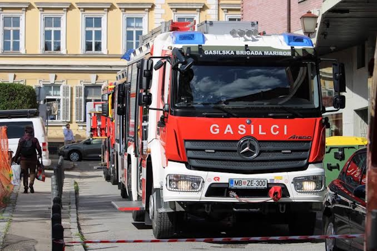 Požar v osnovni šoli: Dim zajel prostore, učence in zaposlene morali evakuirati
