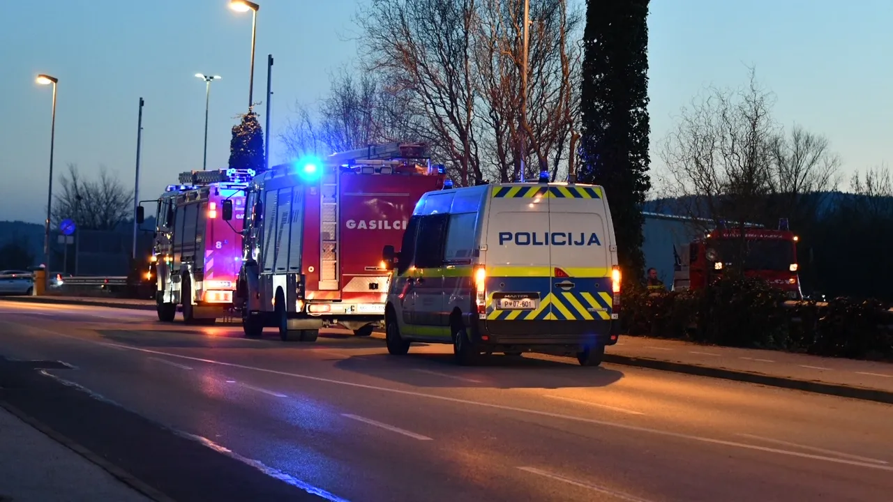 Posledice bi lahko bile hujše: Ob štedilniku se je vnela posoda in povzročila požar v kuhinji