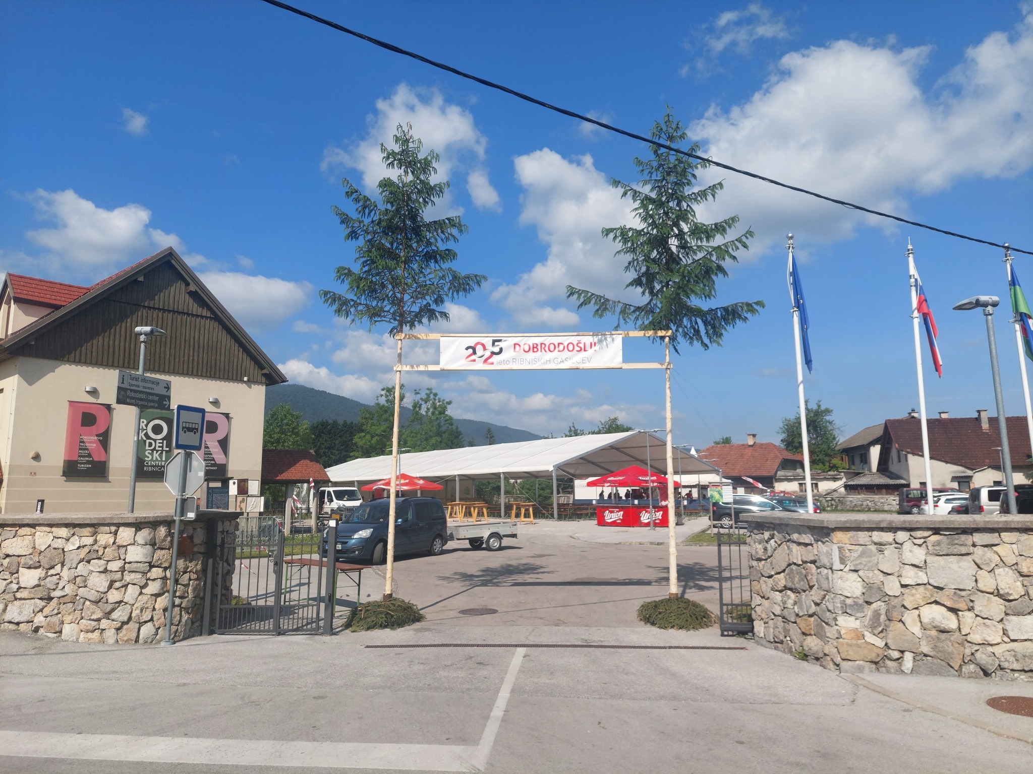 Na gasilski veselici brutalen napad na župana, skupila jih je tudi policistka