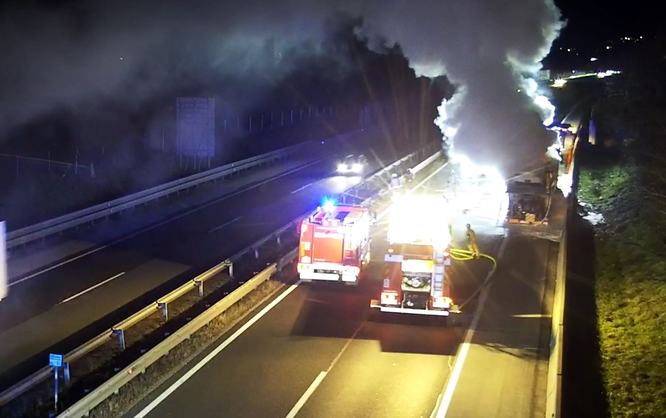 FOTO: Štajerska avtocesta zaprta zaradi požara tovornega vozila