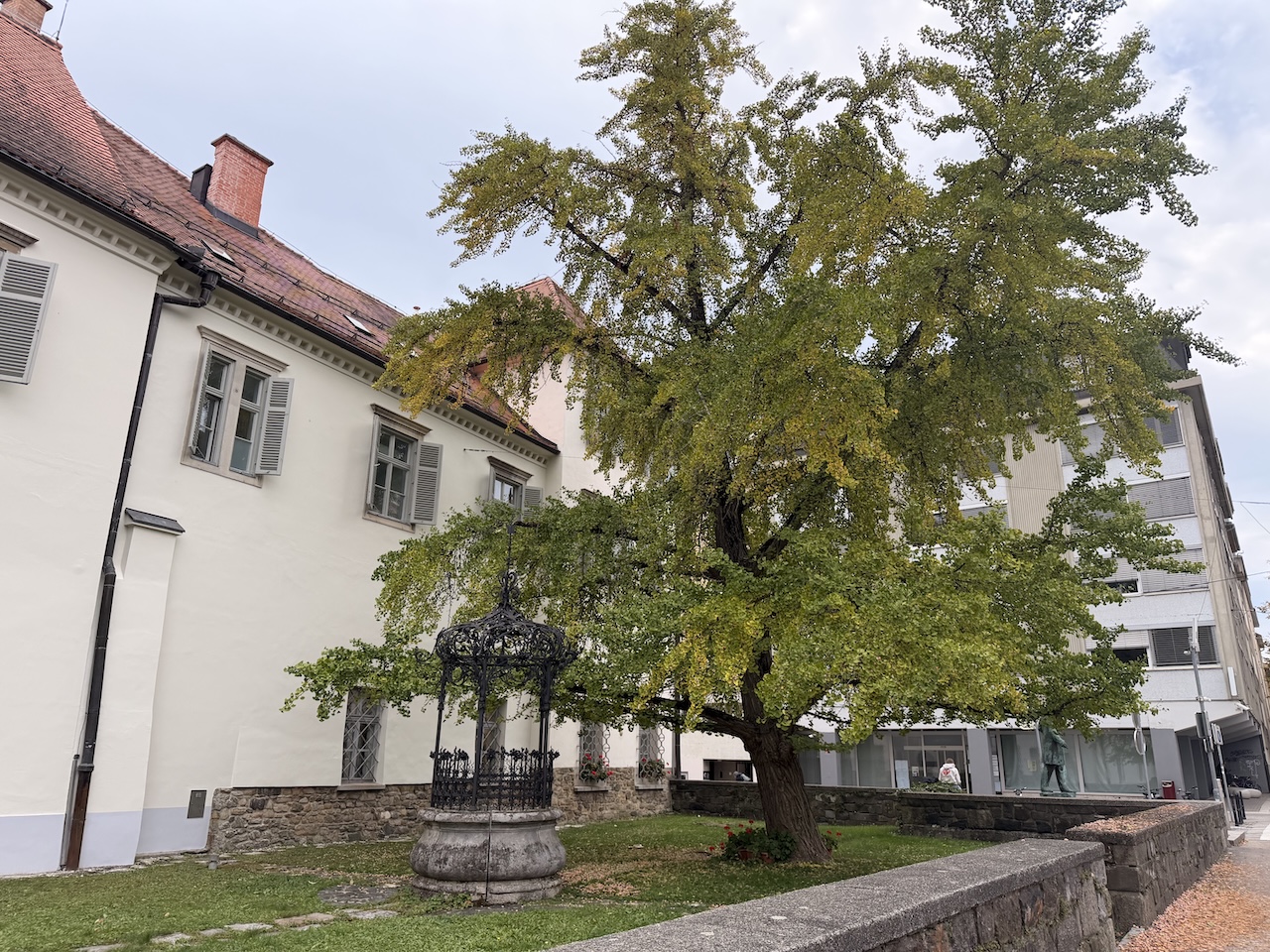 Zakaj v bližini mariborskega gradu tako smrdi? Odgovor vas utegne presenetiti