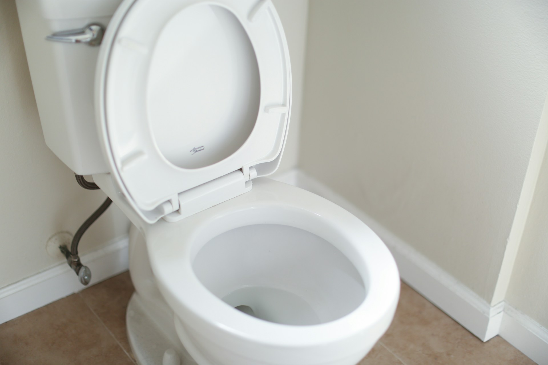 Težave pri uriniranju? Prepoznajte znake povečane prostate in možnosti zdravljenja