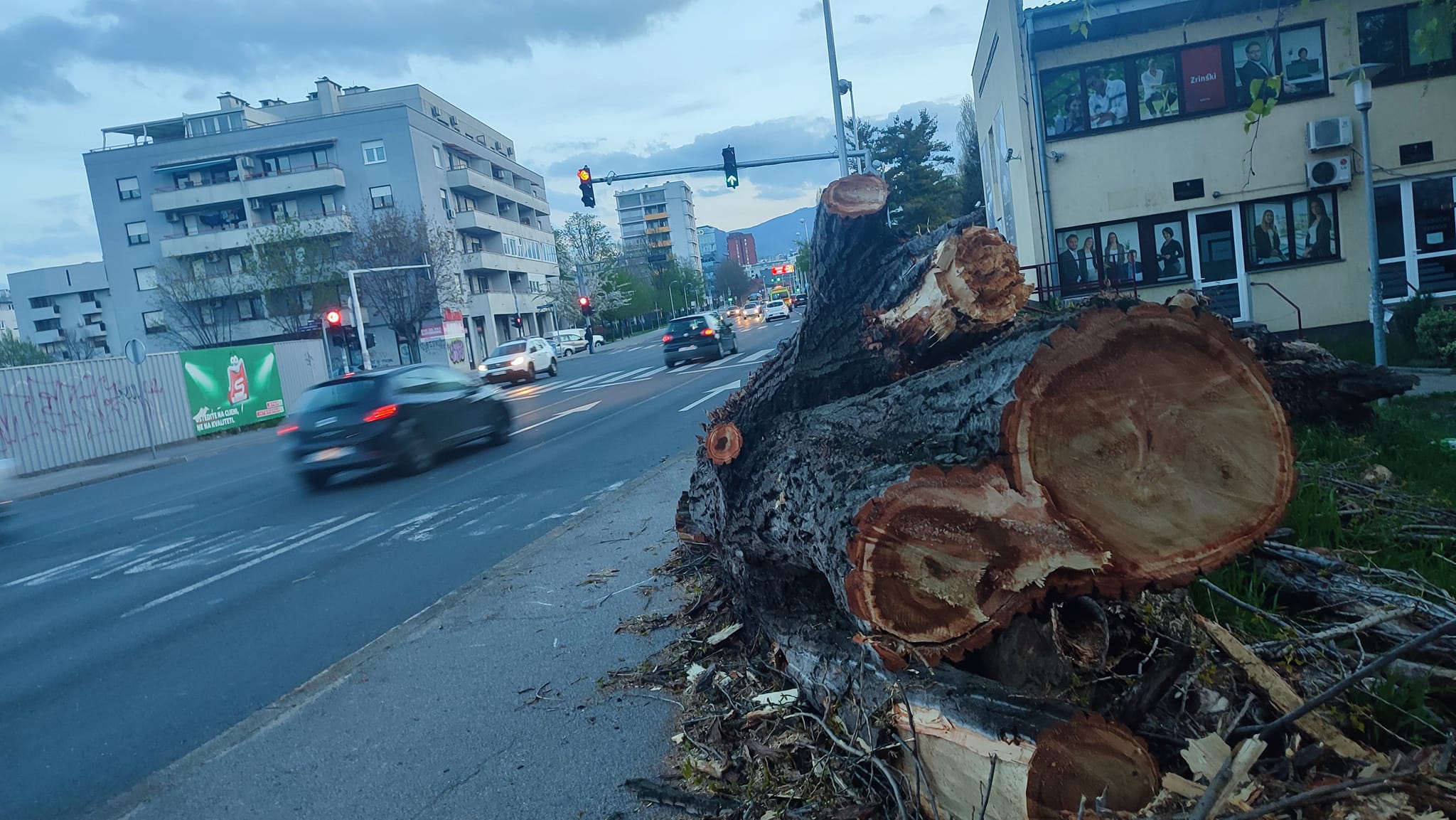 FOTO: Na Hrvaškem kaos zaradi orkanskega vetra, zaprtih več cest