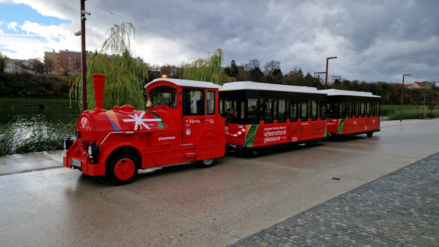 FOTO: V Mariboru predstavili nov električni vlakec, vozovnice od 4 do 7 evrov