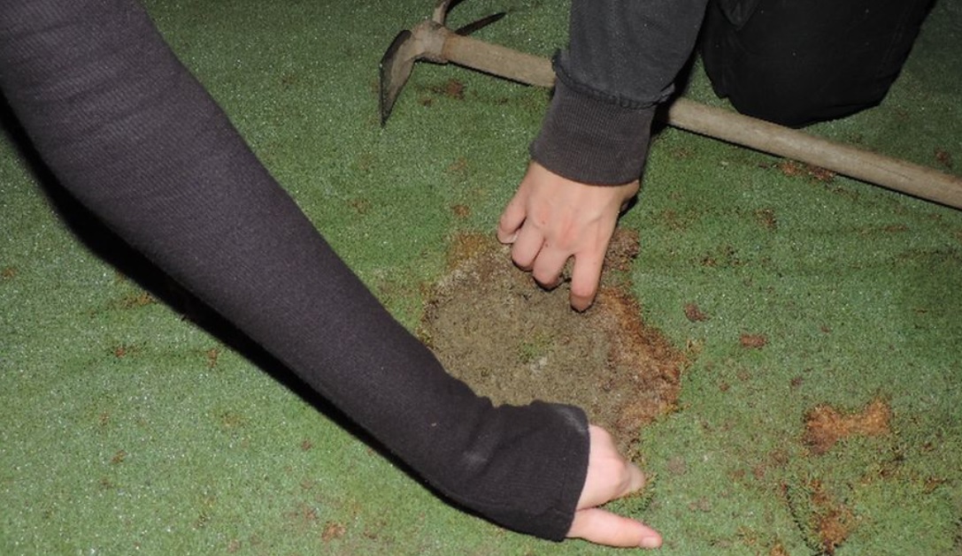 FOTO: Aktivisti v znak protesta luknje na golf igrišču zadelali kar s cementom