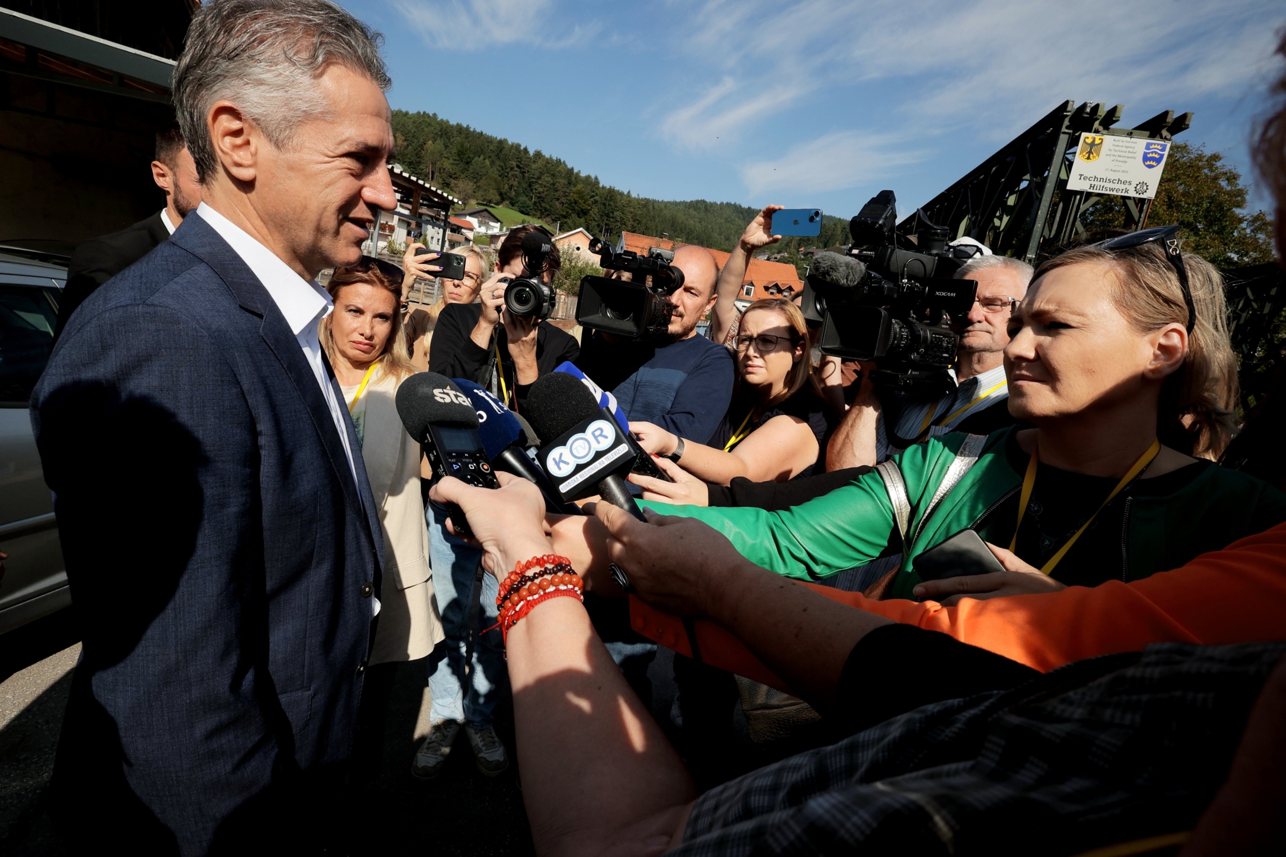 Golob bo na individualne pogovore povabil 222 družin