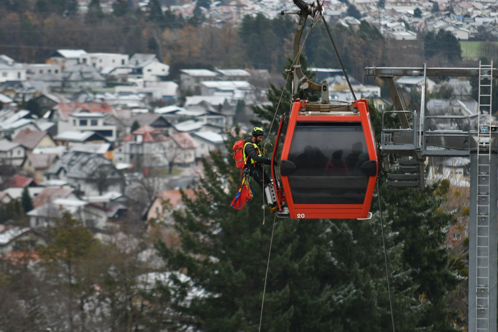 Gondola na Pohorski vzpenjači v okvari, napako že odpravljajo