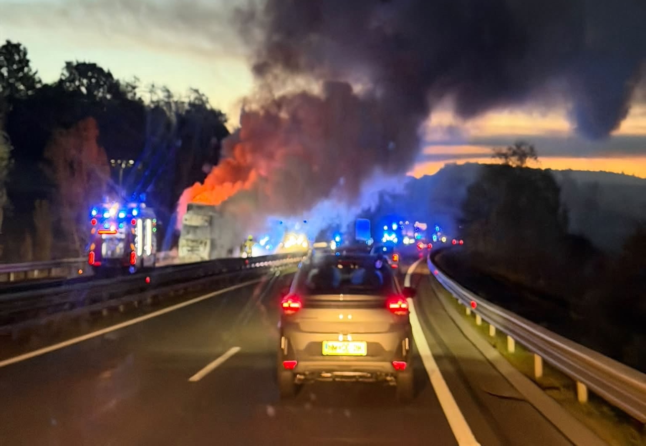 Goreče vozilo zaprlo pomursko avtocesto v smeri proti Mariboru