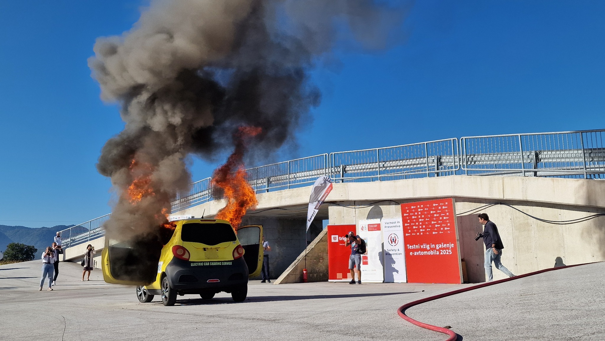 FOTO: Pri Celju vžig električnega avtomobila, kako so ga pogasili?
