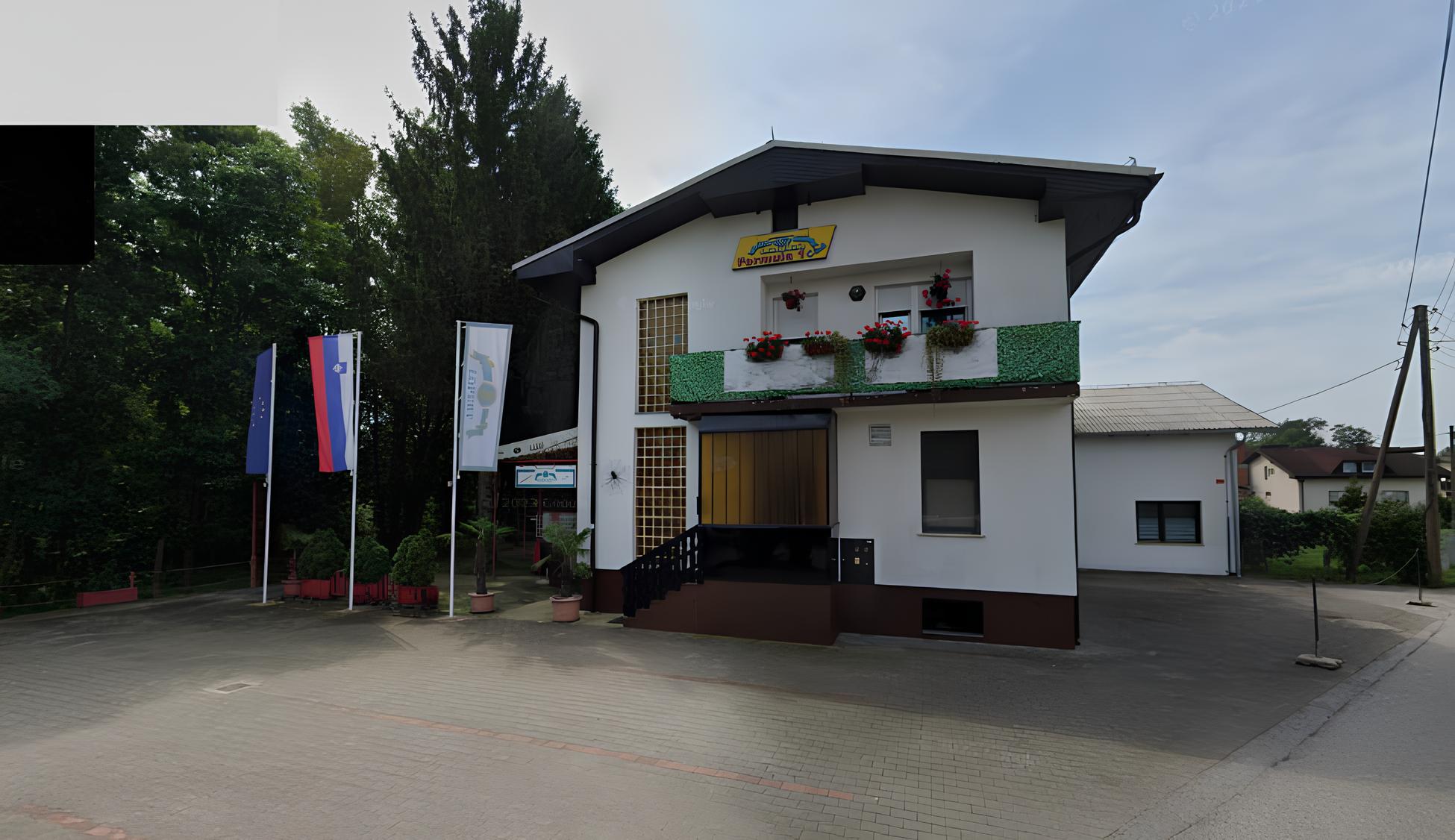 Popolnoma opremljen lokal brez najemnine čaka novega gostinca