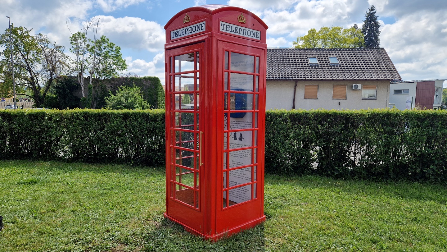 Na Pobrežju ponovno stoji znamenita rdeča telefonska govorilnica