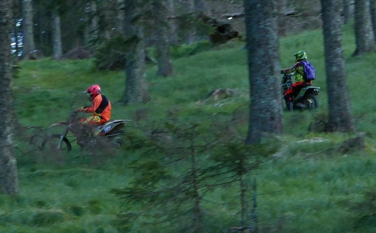 Na mariborskem Pohorju divjali z motorji, 10 oseb prejelo visoke globe