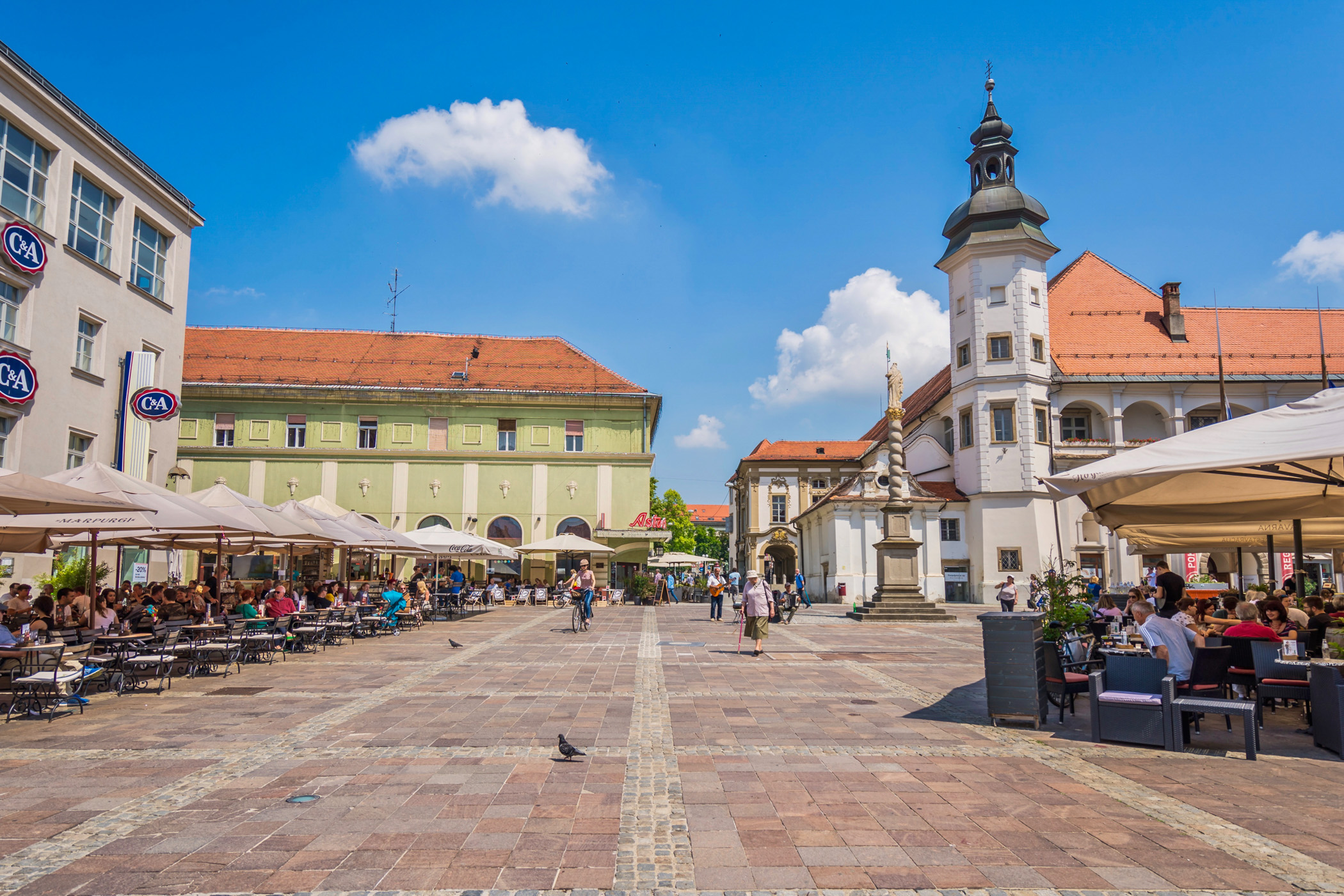 Poletje na Grajskem trgu: Ta vikend kar dva nepozabna koncerta