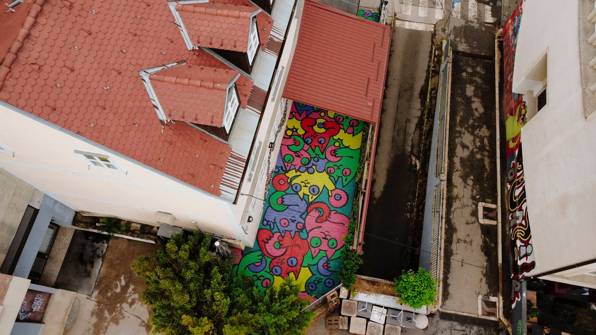 FOTO: Teraso mariborskega lokala odslej krasijo živahne mačke svetovno znanega umetnika