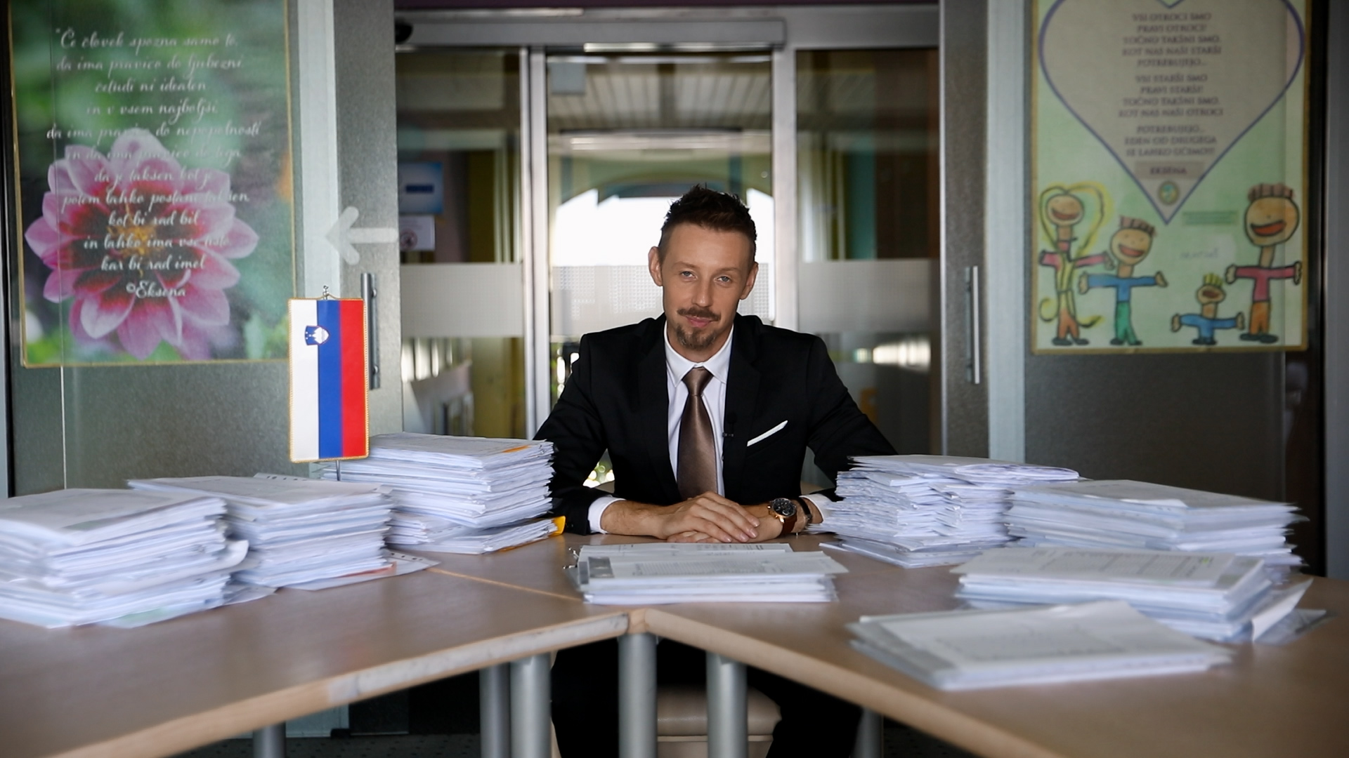 Predsedniški kandidat Gregor Bezenšek zbral potrebnih 5000 podpisov