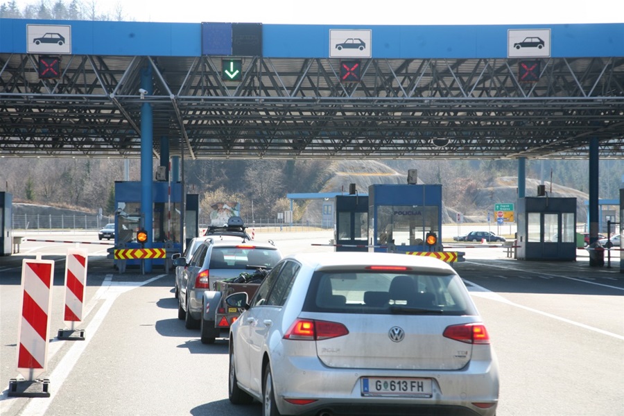Na mejnih prehodih s Hrvaško zastoji, na Gruškovju za izstop iz države dve uri