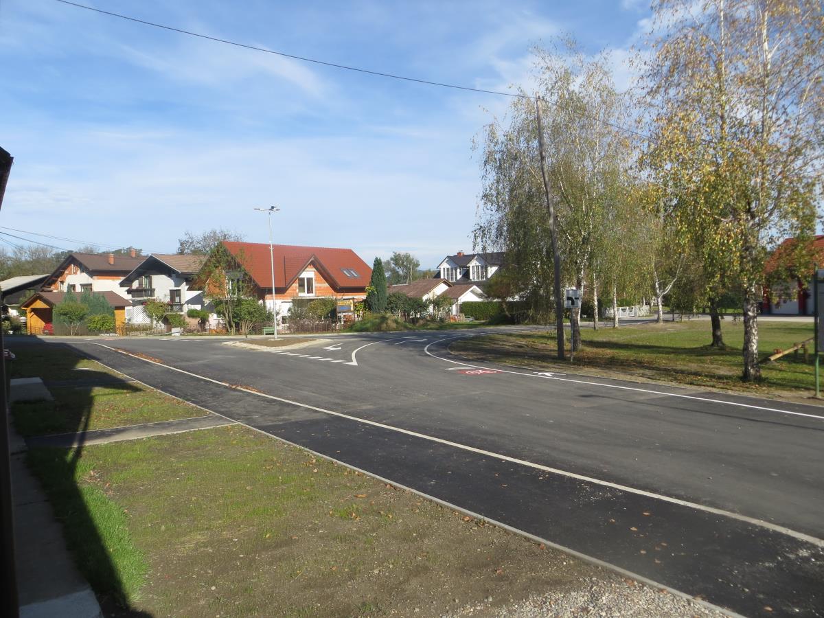 Spor se vleče že 5 let: Na sredino ceste je postavil traktorsko gumo obteženo s kamenjem