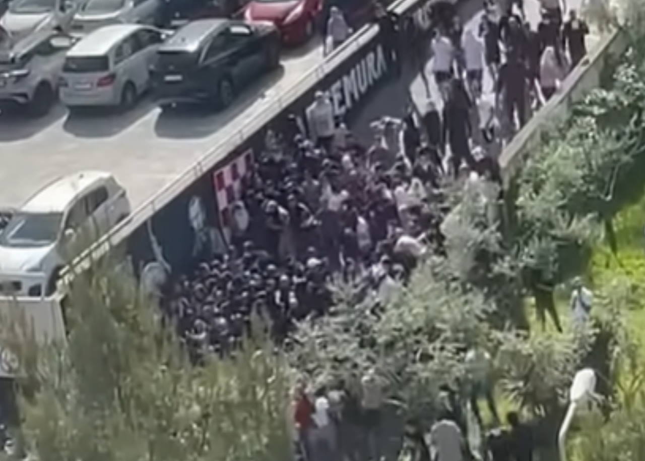 Večni derbi tudi na Hrvaškem: V Splitu že množični pretep navijačev
