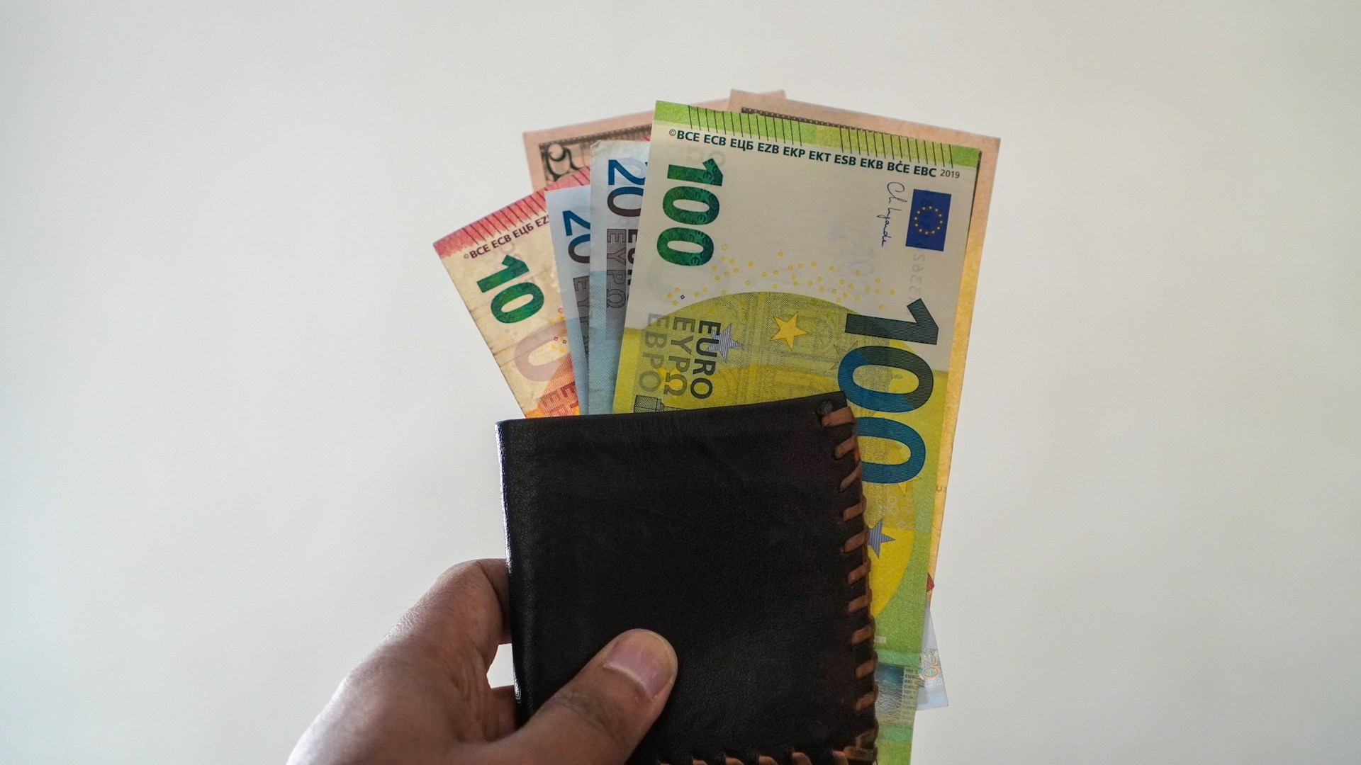 Predlog božičnice: Takšen znesek naj bi decembra prejel vsak delavec