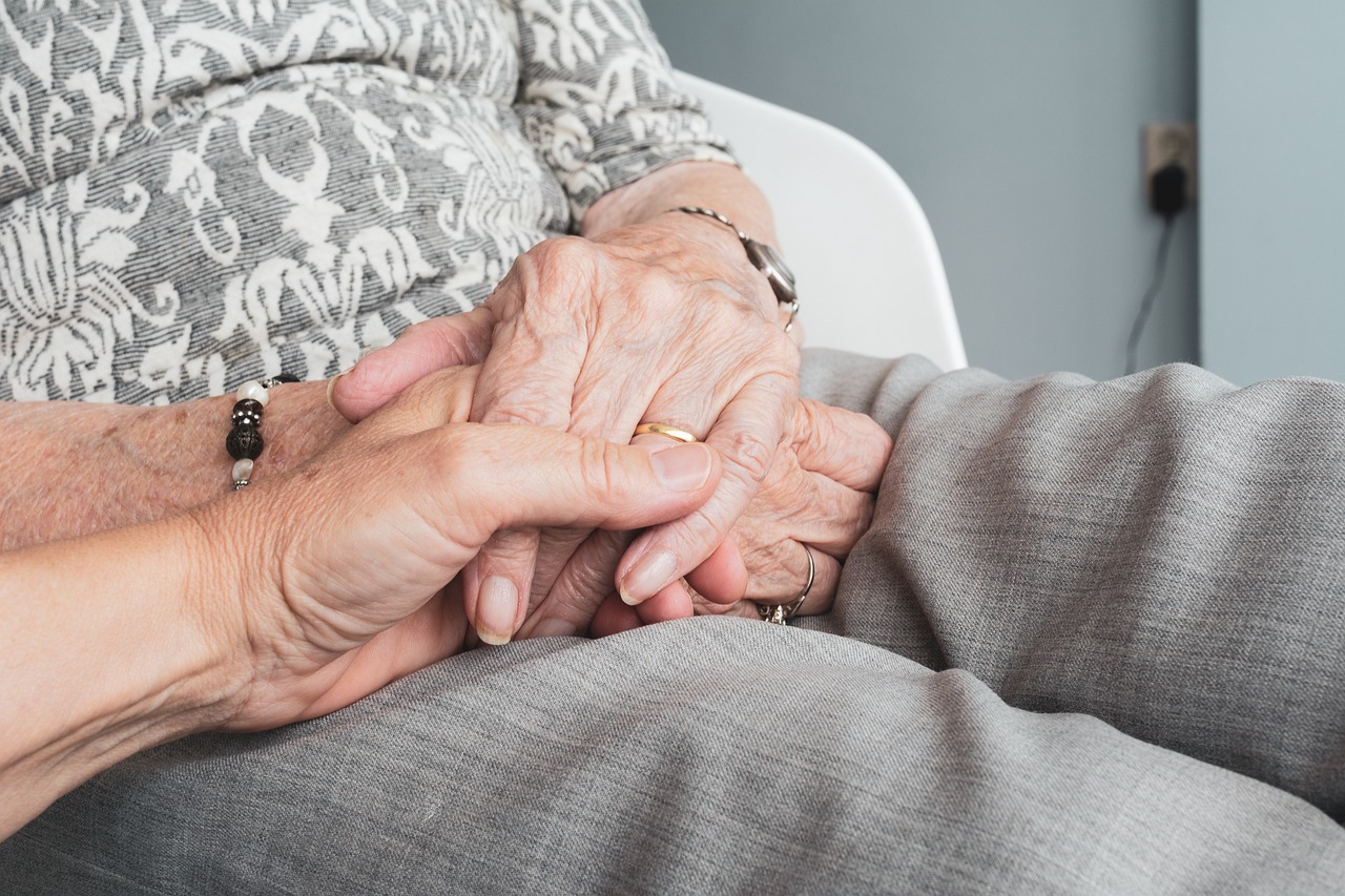 Se bodo oskrbnine v domovih za starejše še povišale?