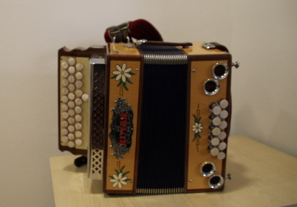 FOTO: Je med najdenimi predmeti tudi vaš? Policisti zasegli zlato, ročne ure in celo dve harmoniki