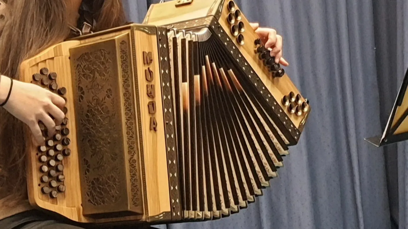 Skupinsko igranje harmonike: Bodo Slovenci z igranjem »Golice« podrli svetovni rekord?