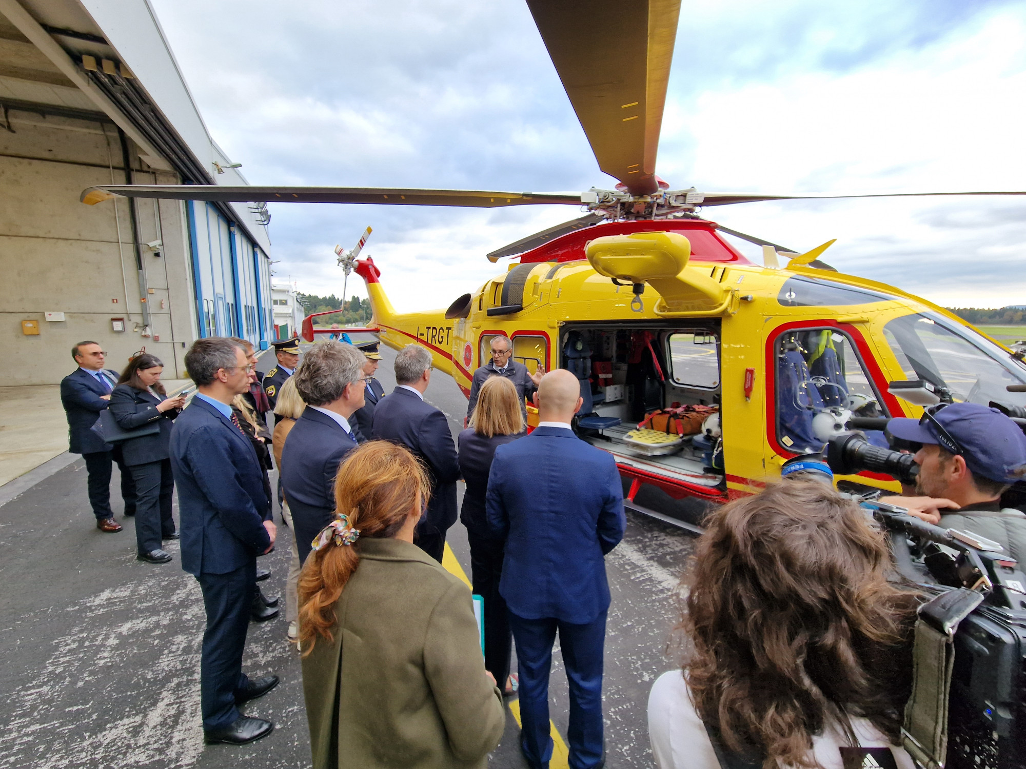 Podpisana pogodba za nova helikopterja NMP: Kdaj bosta prvič vzletela?