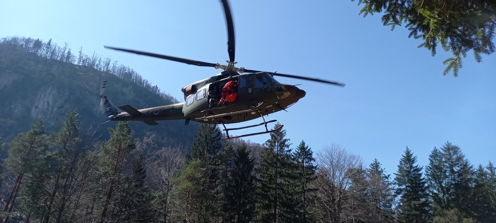 Nenavadno reševanje: Policijski helikopter ob neustrezno pripravljenih tujcih reševal tudi krave