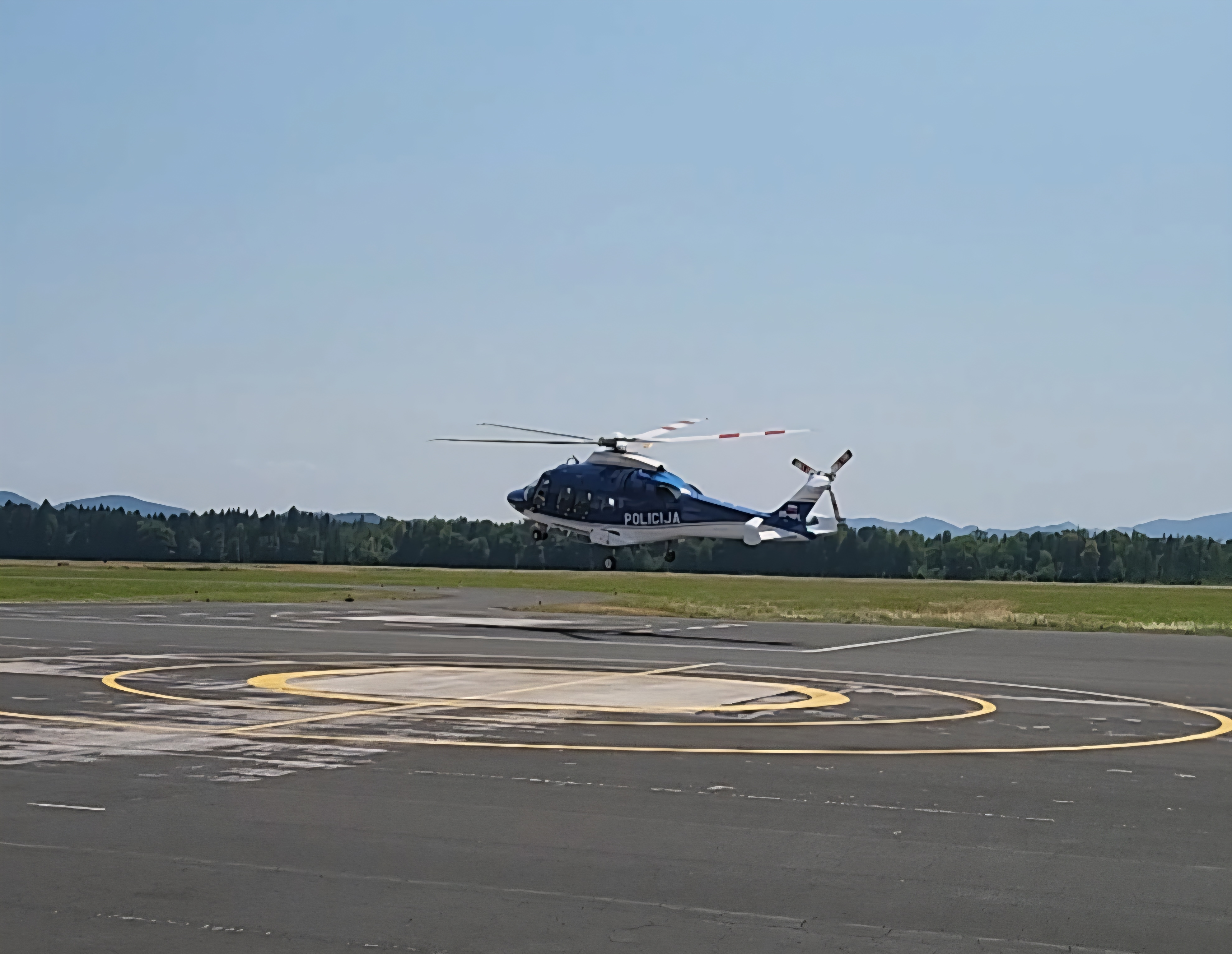 Zaradi megle obtičali na eni izmed najzahtevnejših planinskih poti, reševali so jih s helikopterjem