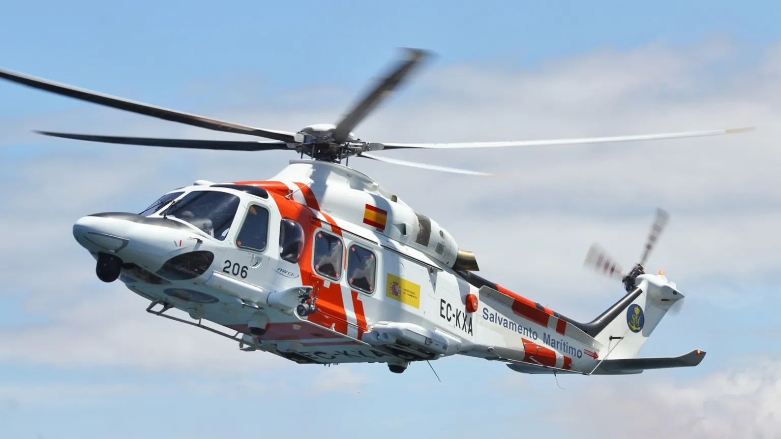 Javni interes na prvem mestu: KPK zahteva prekinitev nakupa helikopterjev, kaj bo storilo ministrstvo?
