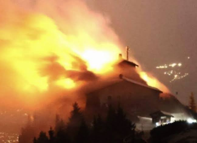 FOTO: Ogenj zajel nekdanjo Hitlerjevo rezidenco, sumijo na požig