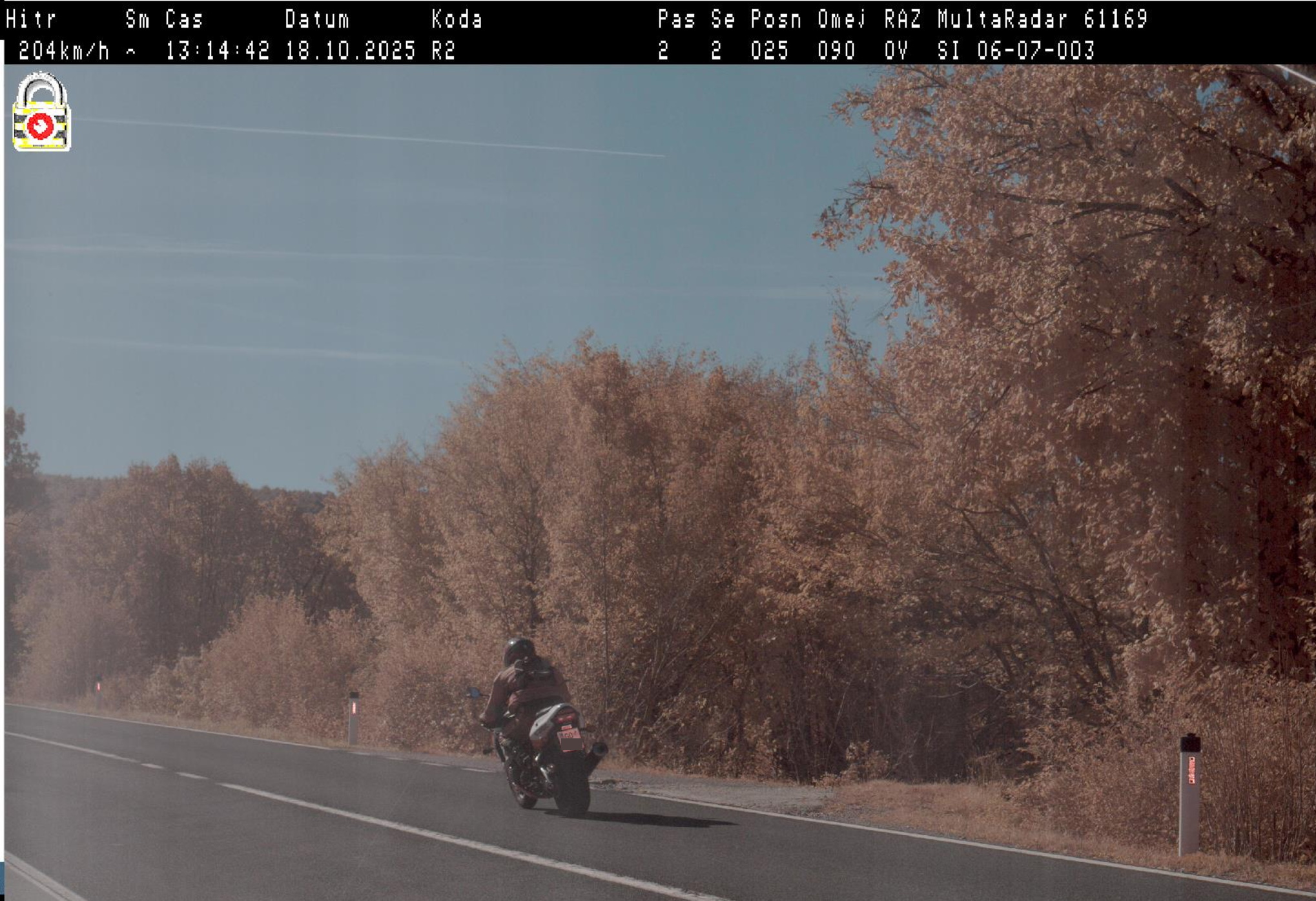 Divjanje z motorjem: Na regionalni cesti vozil krepko čez dovoljeno mejo (FOTO)