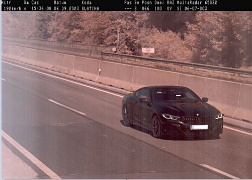 FOTO: Ni imela sreče, voznico BMW-ja ob divjanju po avtocesti presenetili policisti
