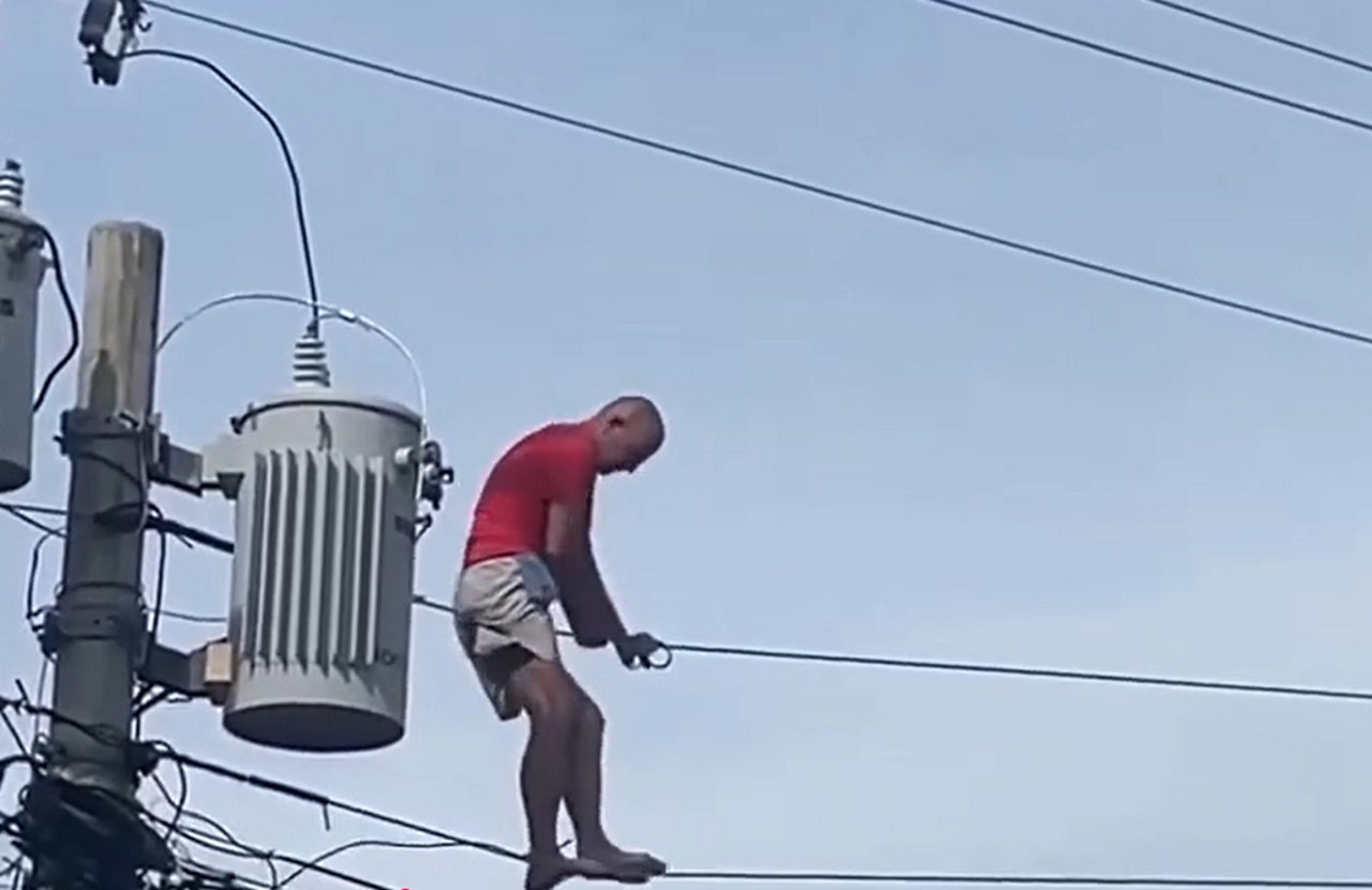 VIDEO: Incident na Filipinih, 62-letni Slovenec visel z električnih kablov