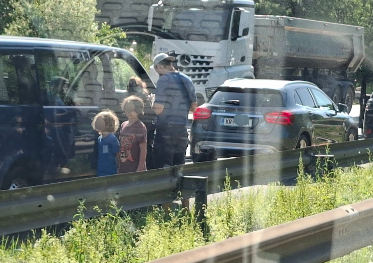 Nevarno izpostavljanje otrok, pešci na avtocesti hodili kar v nasprotni smeri prometa