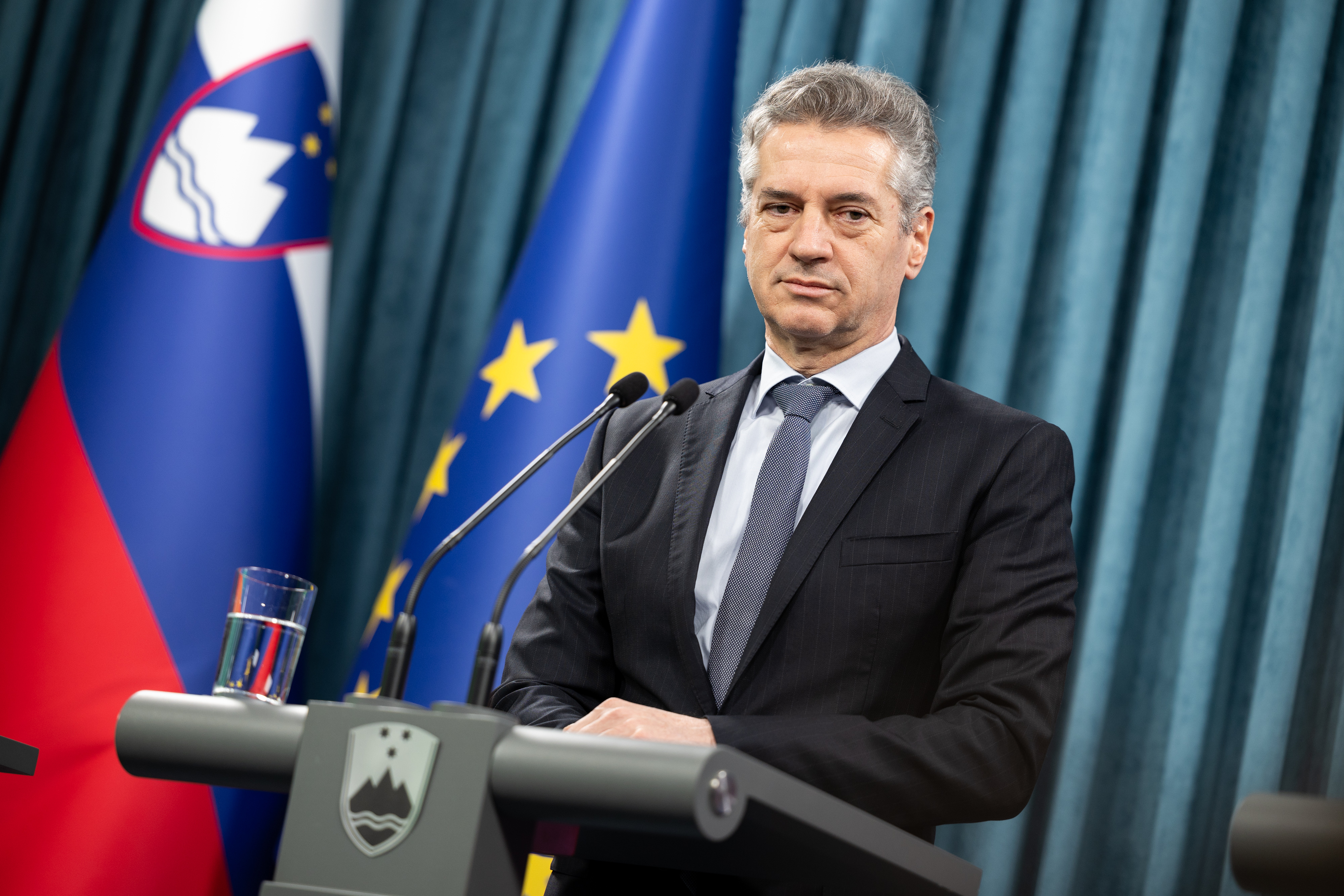 Ministrica zaenkrat ostaja, Golob še ni sprejel odločitve