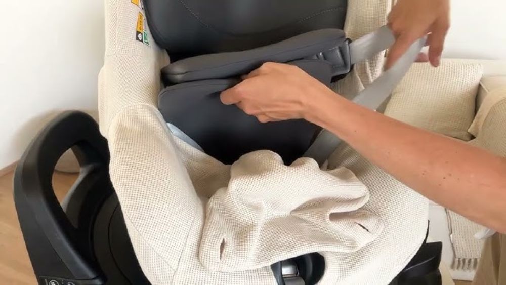 Lutka poletela po avtomobilu: Pri dveh otroških sedežih odkrili resne varnostne pomanjkljivosti