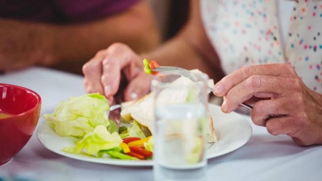 Starostniki zboleli po zaužitju obroka v domu za starejše, trije umrli