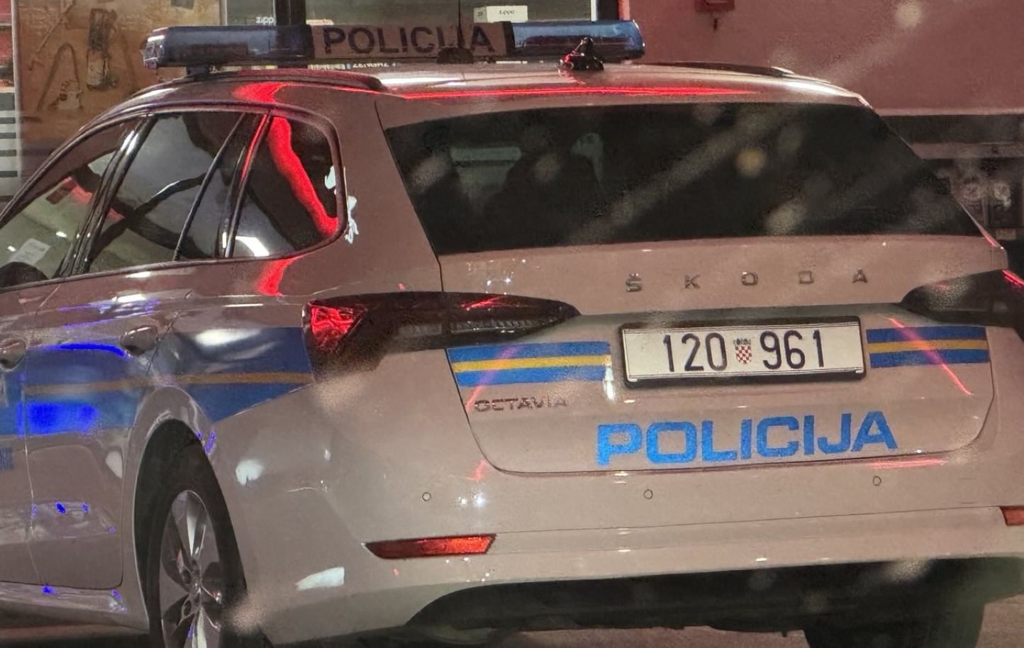 Na Makarski rivieri pijana turista napadla žensko in moškega, ta je pri tem umrl