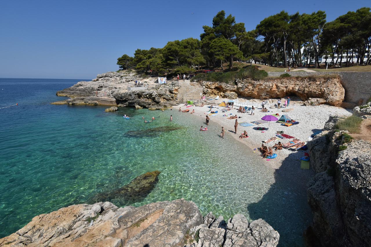 Starejša moška na priljubljeni istrski plaži snemala gole otroke