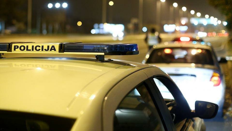 31-letnik divjal brez vozniške, nato pa v paniki pobegnil iz avta in otroke pustil na zadnjih sedežih
