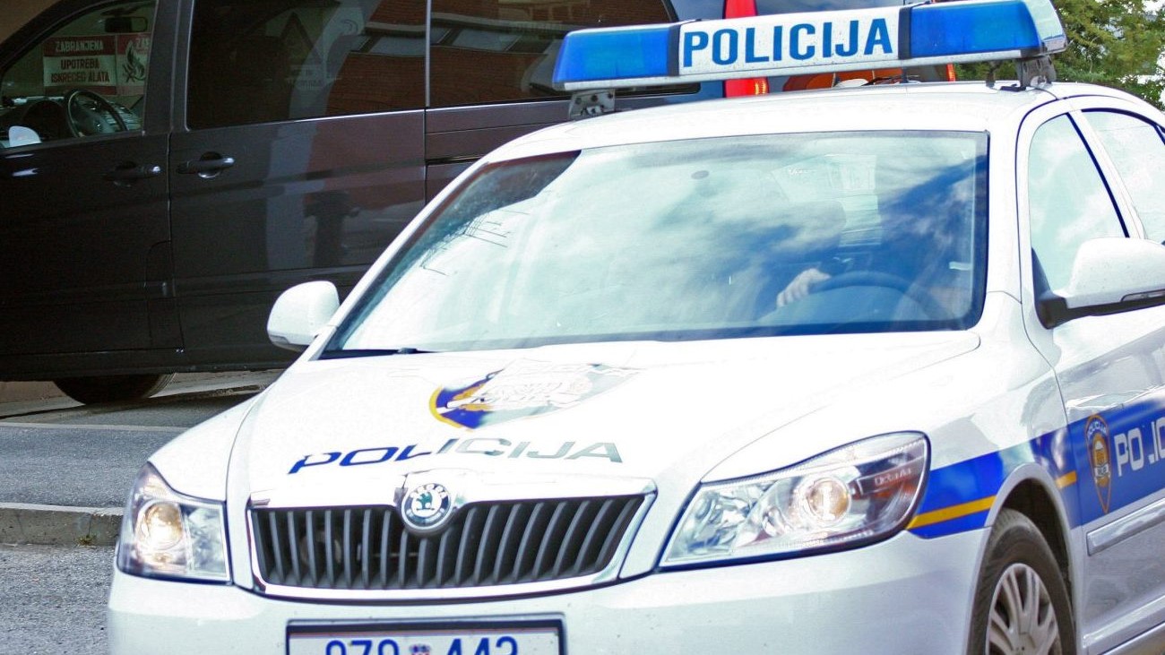 Hrvaška policija na priljubljenem hrvaškem otoku naletela na Slovenca, ki tam ne bi smel biti