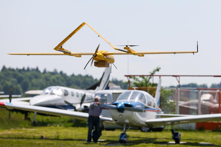 FOTO in VIDEO: Pošta Slovenija opravila prvo brezpilotno dostavo pošiljke