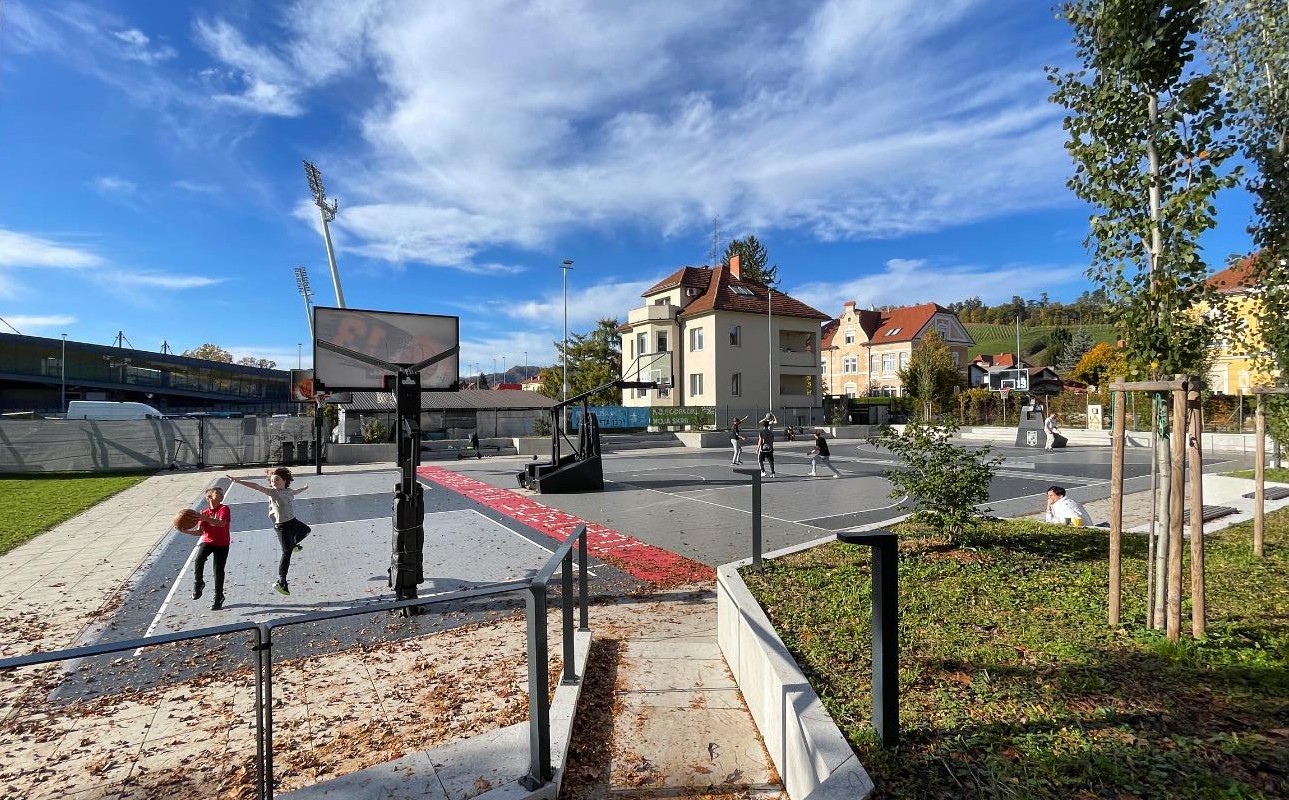 Zaradi zime zaprli koše na igrišču Iva Daneua