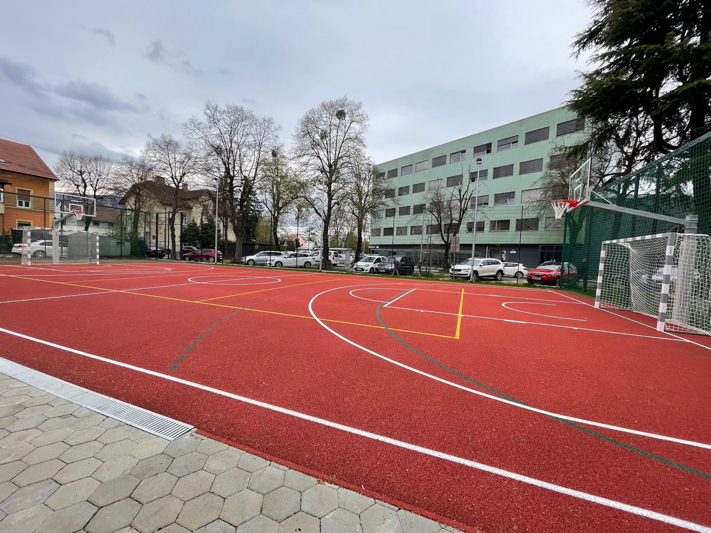Maribor: Skupina naj bi Romov na šolskem igrišču izsiljevala otroke, eden končal v bolnišnici