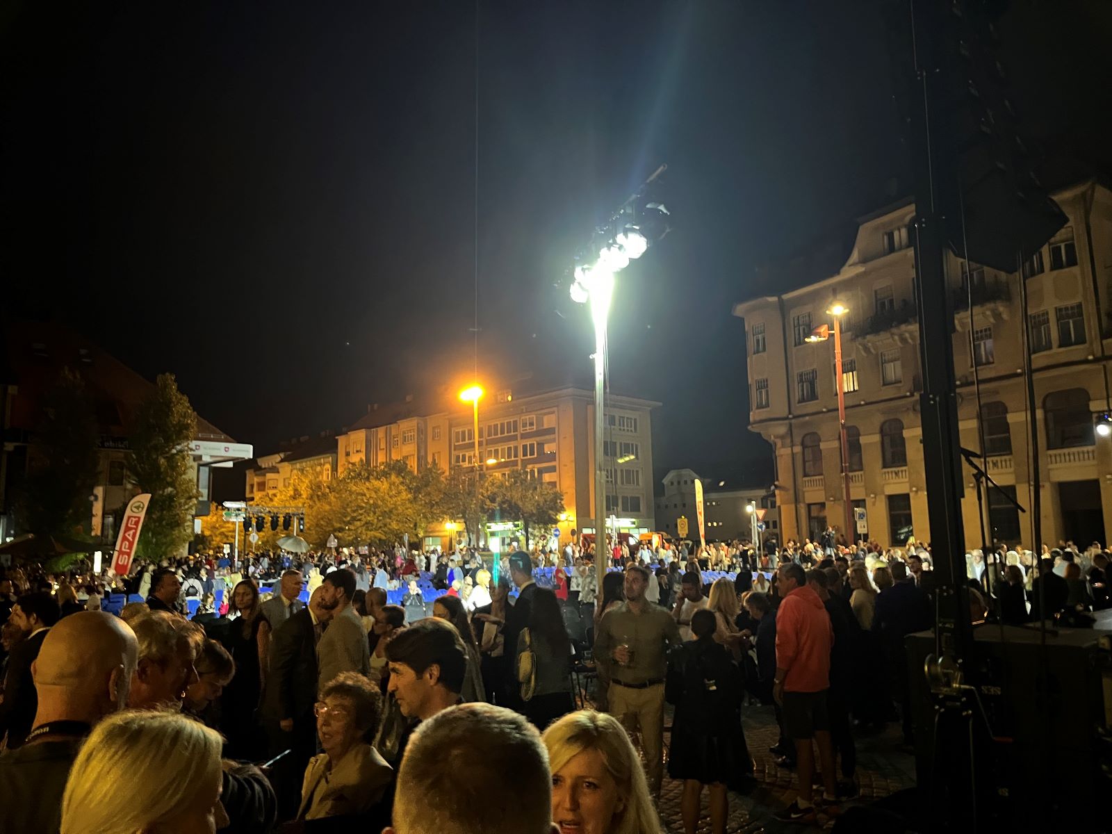 FOTO: Razočaranje na Glavnem trgu, zaradi vremena Balet pod zvezdami prestavljen