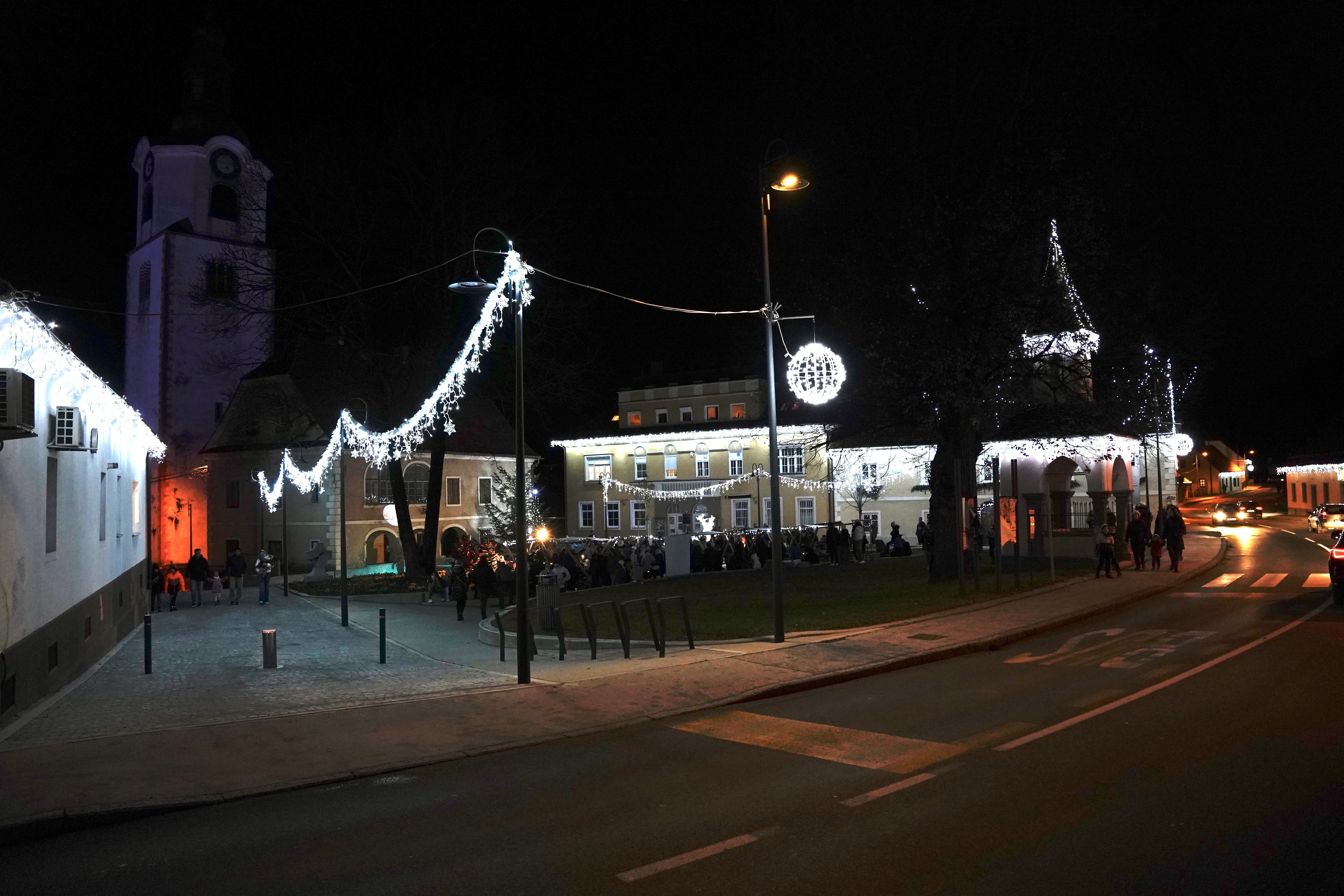 FOTO: V Rušah vstopili v praznični december s prižigom svetlic