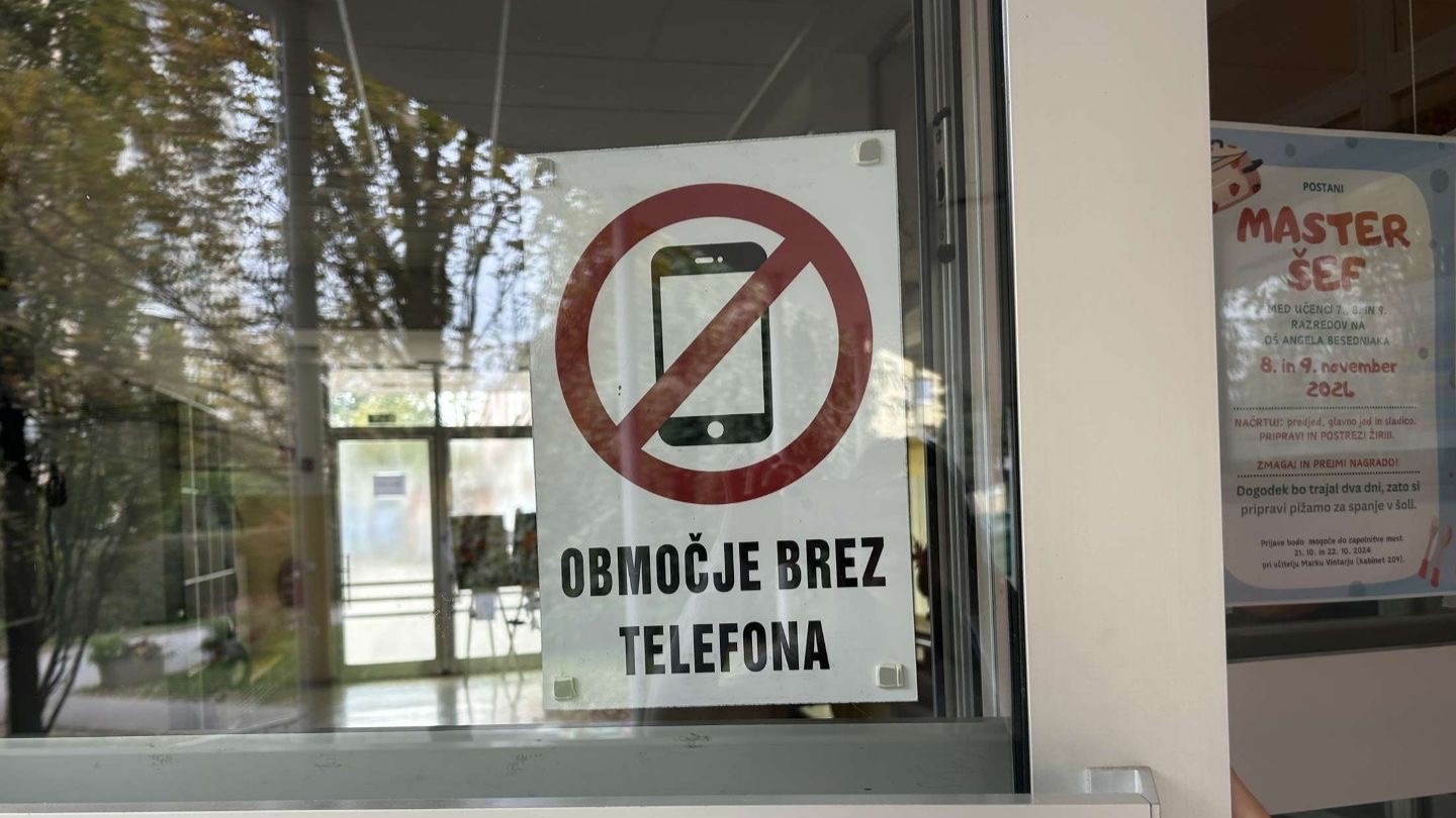 Uporaba telefonov v šolah: Nepogrešljiv pripomoček za učenje ali zgolj motnja pozornosti?